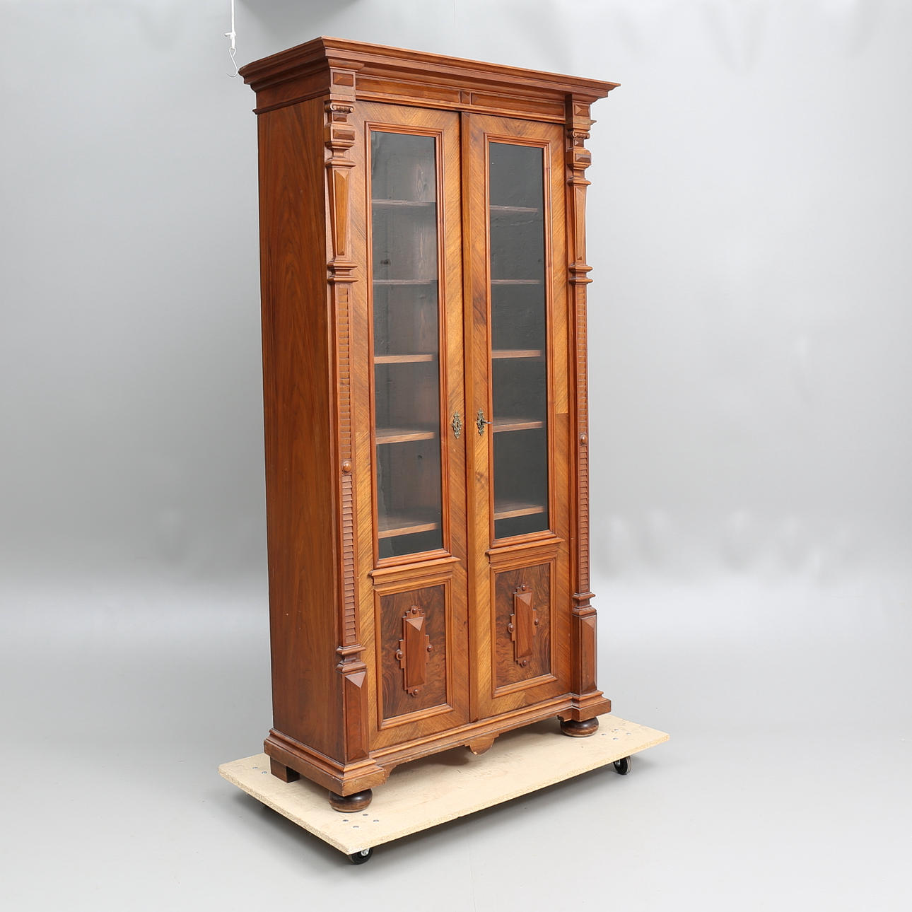 BOKSKÅP, nyrenässans, 1800-talets slut.