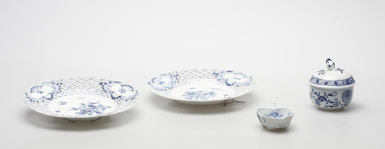 PORSLINSFÖREMÅL, 4 delar, Meissen, Tyskland.