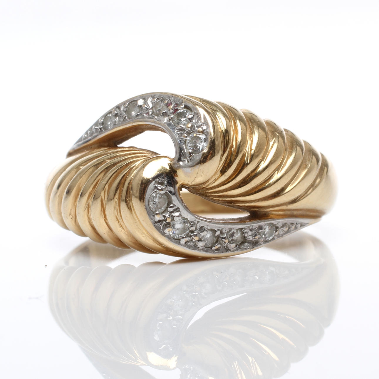 RING, 18k guld med diamanter om tot enligt gravyt 0,12ct, stämplad VJ, svensk kontrollstämpel. 1900-tal.