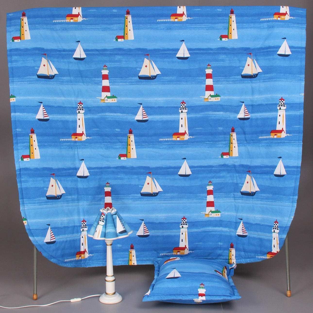 ÖVERKAST, samt kudde och bordslampa, Comtesse, Söderköping.