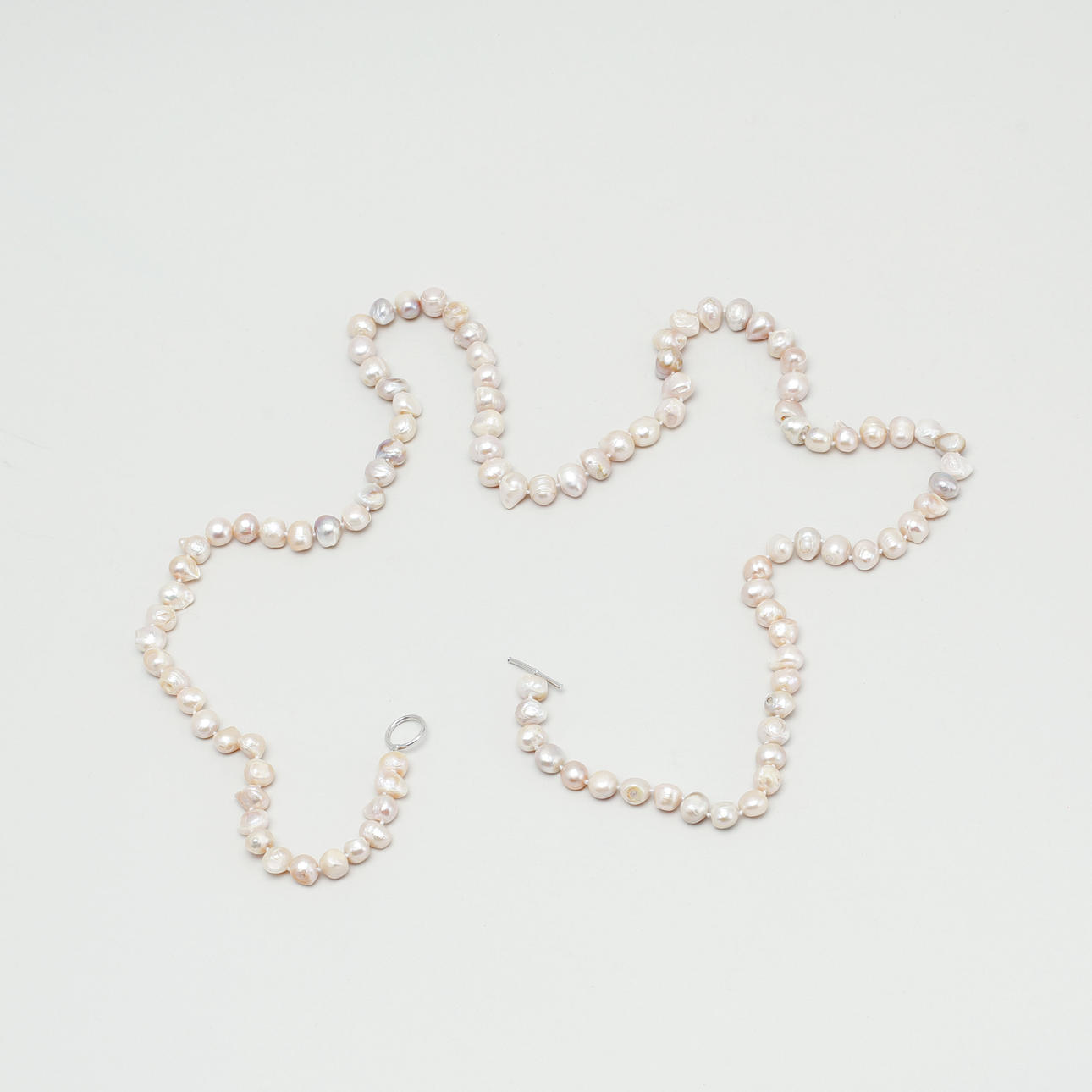 PÄRLCOLLIER, odlade barockpärlor, lås i silver.