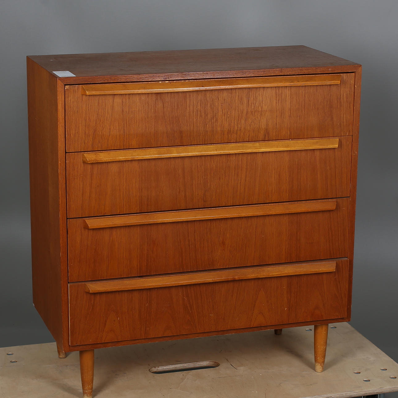 BYRÅ 4 lådig i ekfanér, 1950/60-tal.