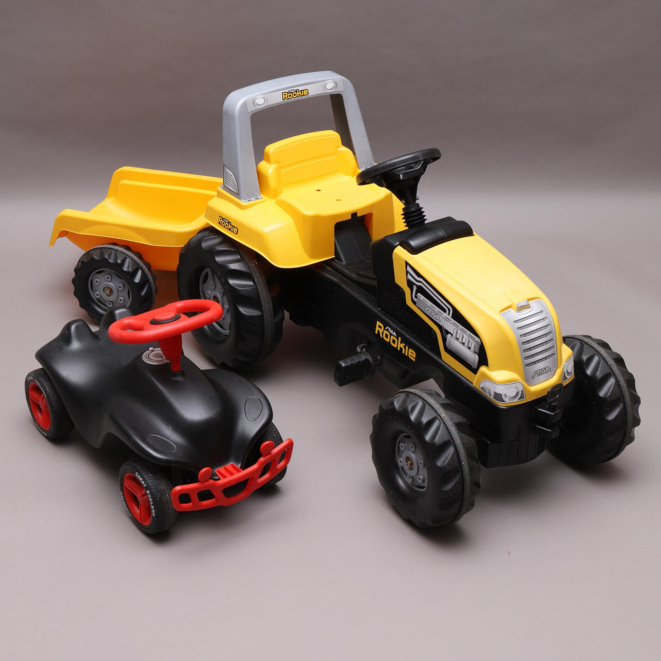 TRAMP TRACTOR mit ANHÄNGER & BOBBY CAR, 3-teilig, Kunststoff.