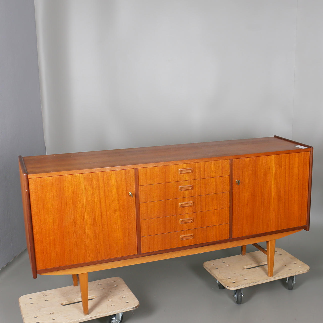 SIDEBOARD i ekfanér, 1950/60-tal.