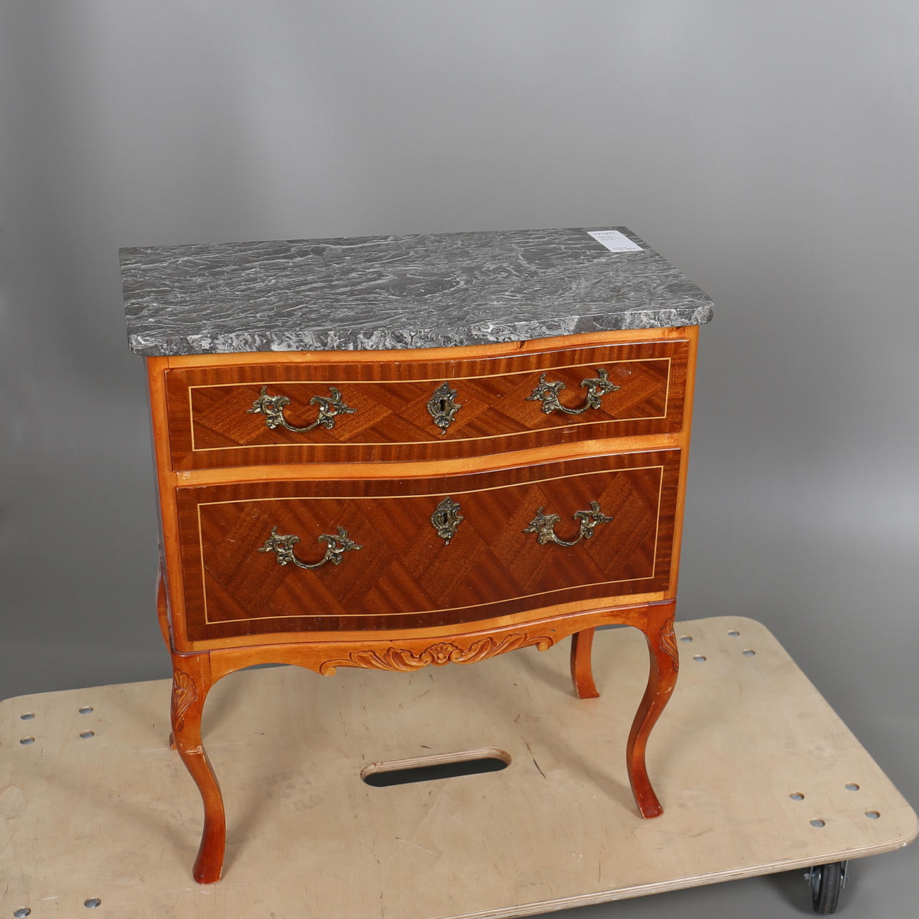 BYRÅ MED STENSKIVA, rokokostil, 1900-talets mitt.