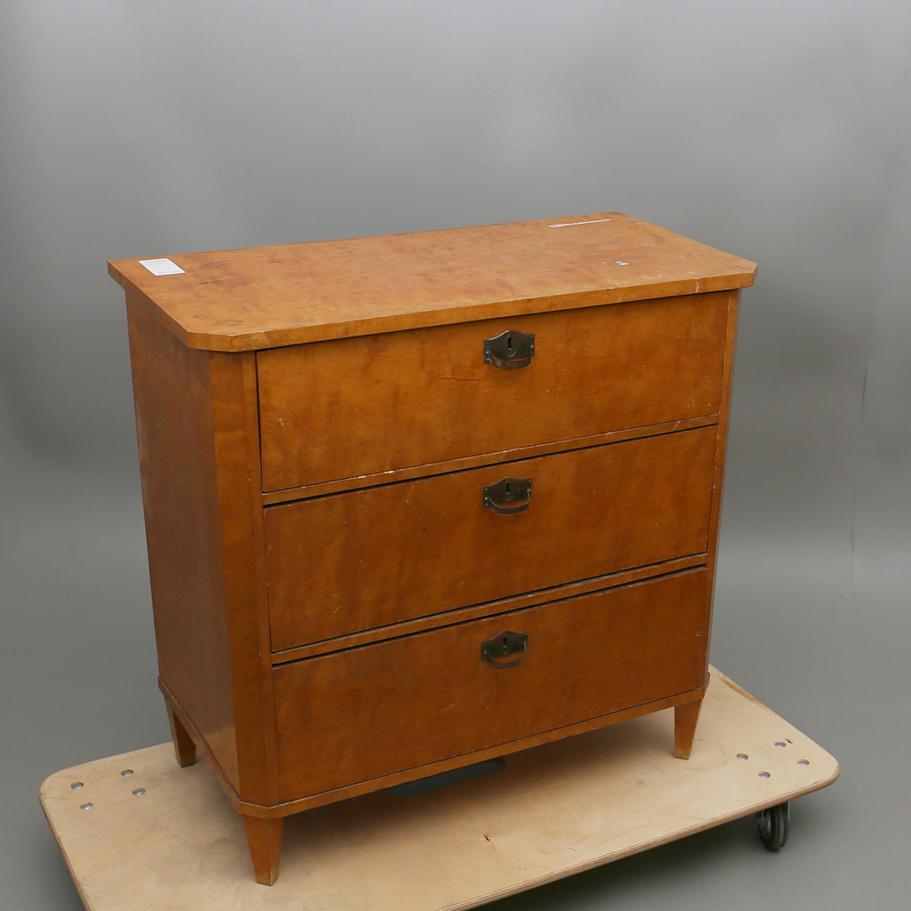 BYRÅ i troligen björk, 3 lådig, 1920/30-tal.