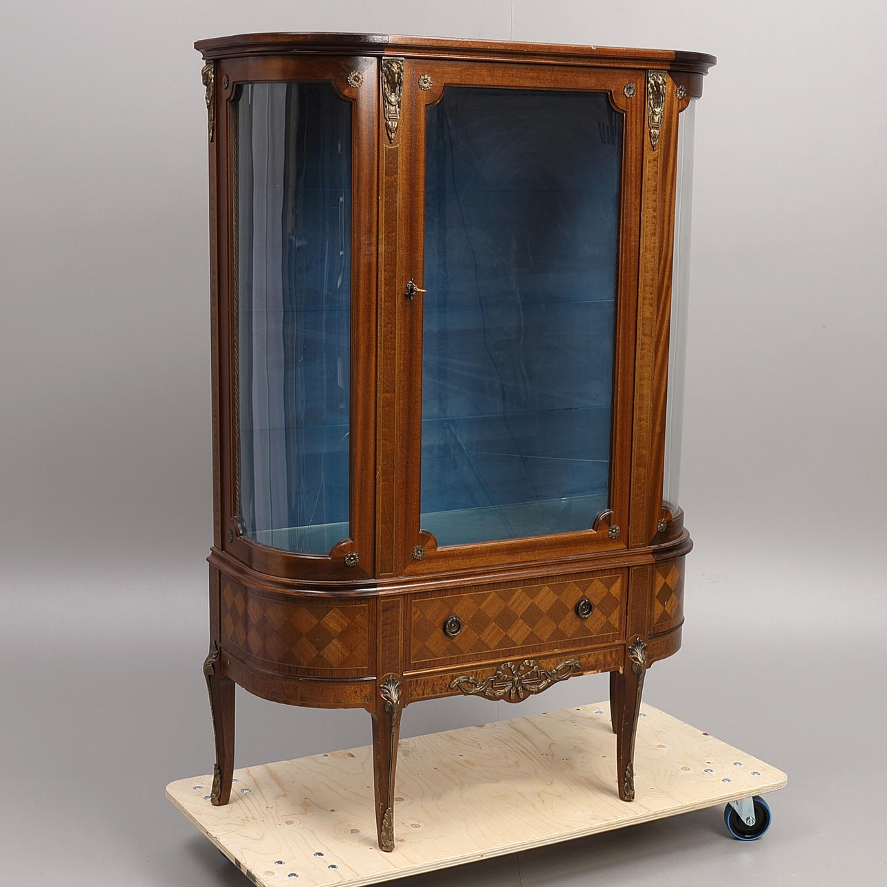 GLASKABINETT im Louis XVI-Stil.