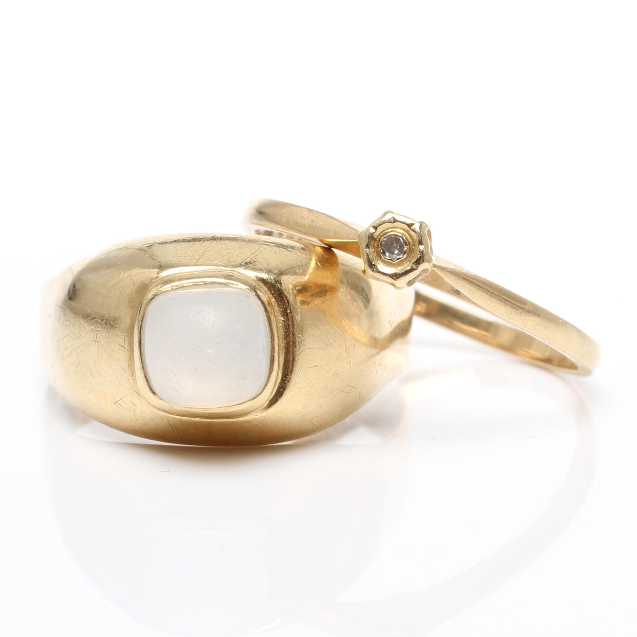 RINGAR 2 st varav en med diamant, 18k guld. 1900-talets andra hälft.