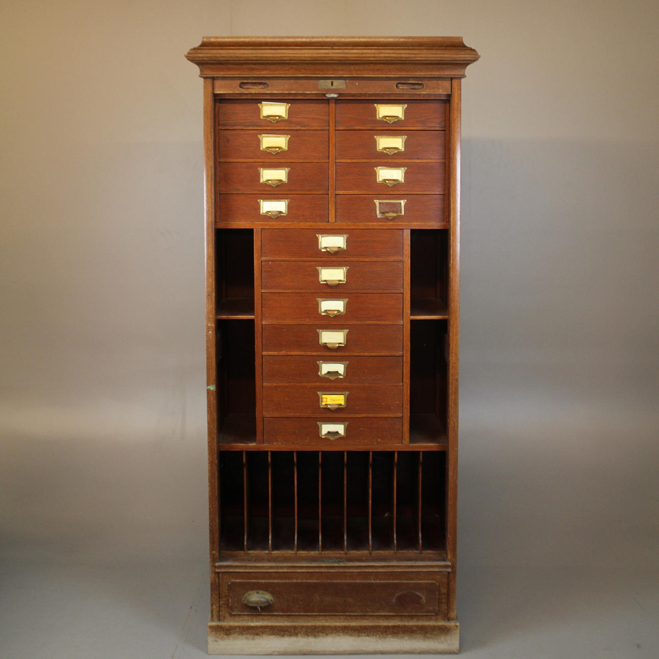 ARKIVSKÅP med jalusilucka.