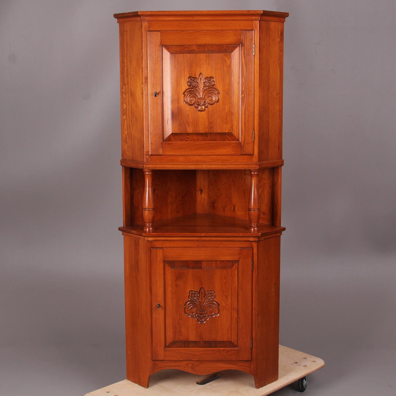 HÖRNSKÅP, furu, med skuren blomsterdekor, 1900-tal.