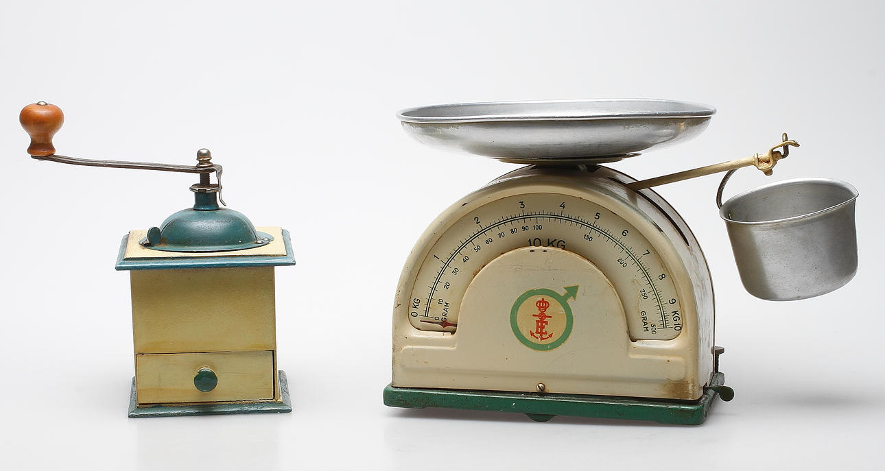 KAFFEKVARN, trä och metall samt VÅG, metall.