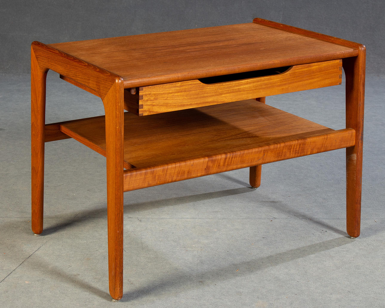 Teak-sivupöytä laatikolla.