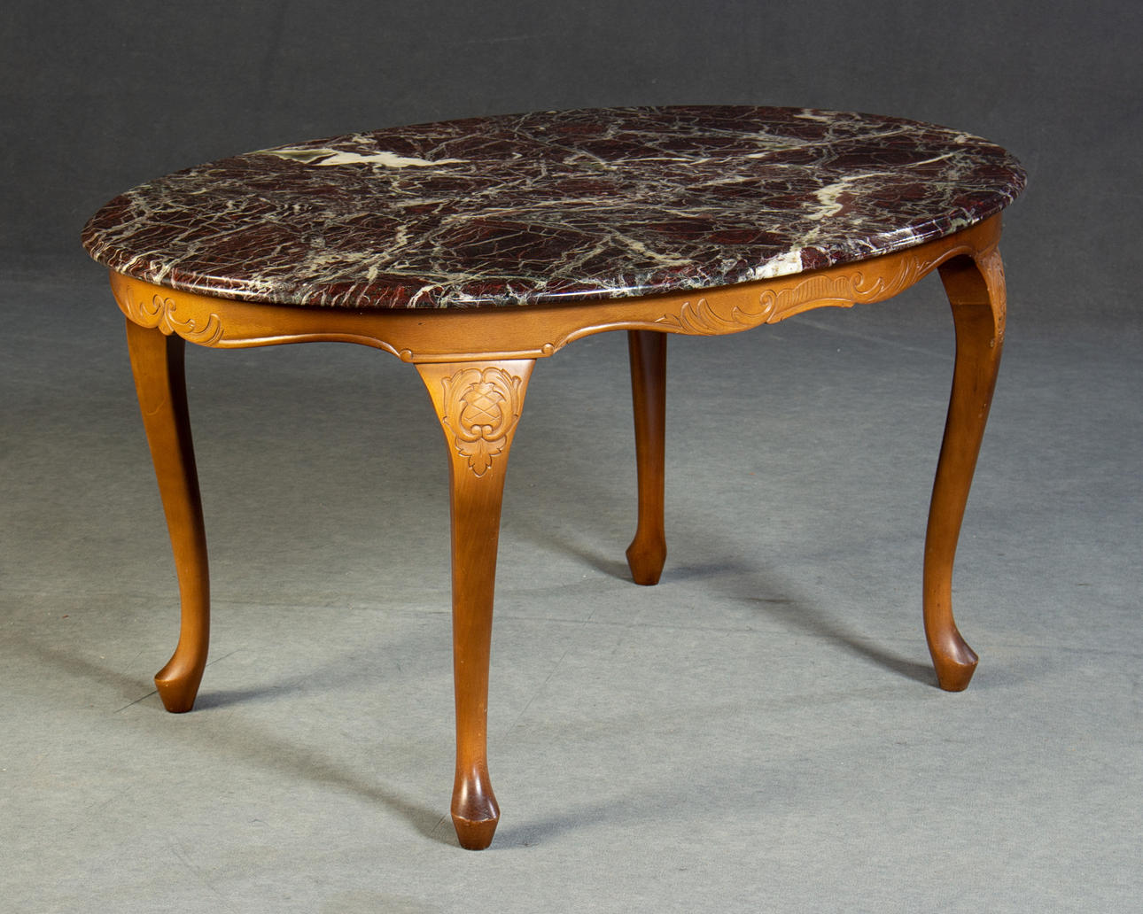 Tisch in Rokoko Manier mit Onyx-/Japsis-Platte.