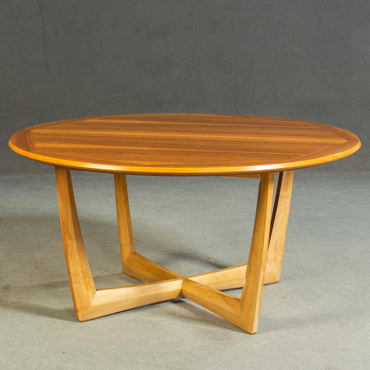 Pyöreä sohvapöytä, 1960-luku.