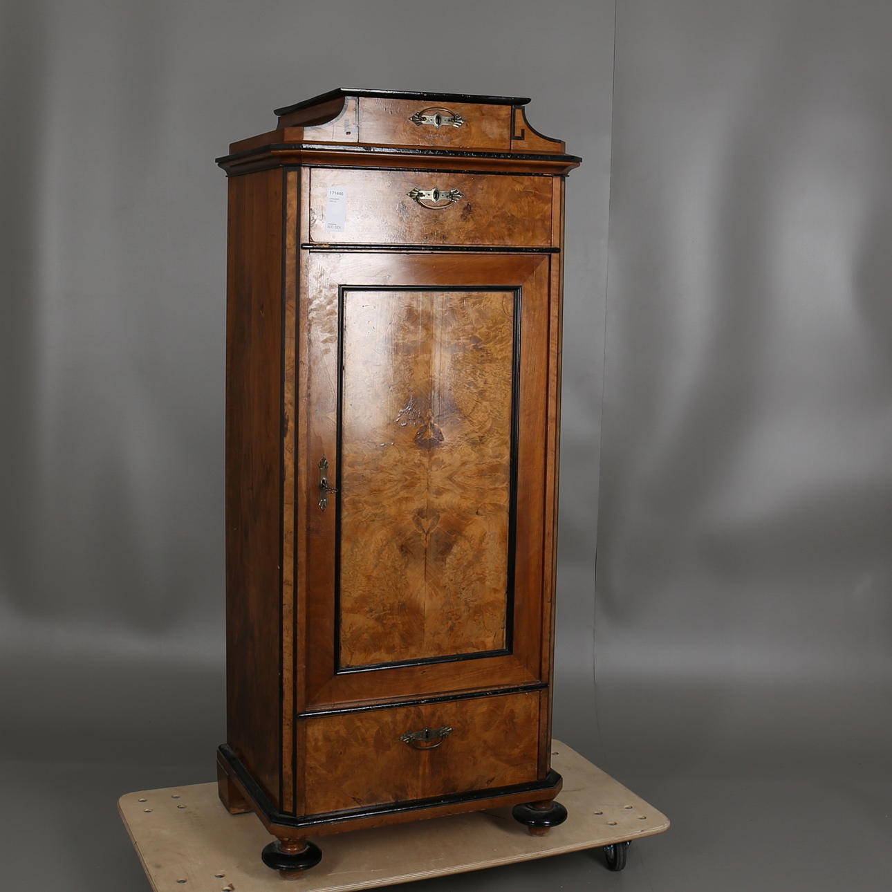 LINNESKÅP, (drängaskåp), i renässansstil, 1880-tal.