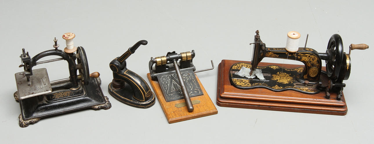 SYMASKINER 2 st, MYNT/SIGILLPRÄGLARE samt HÅLSLAGARE. Första hälften av 1900-talet.