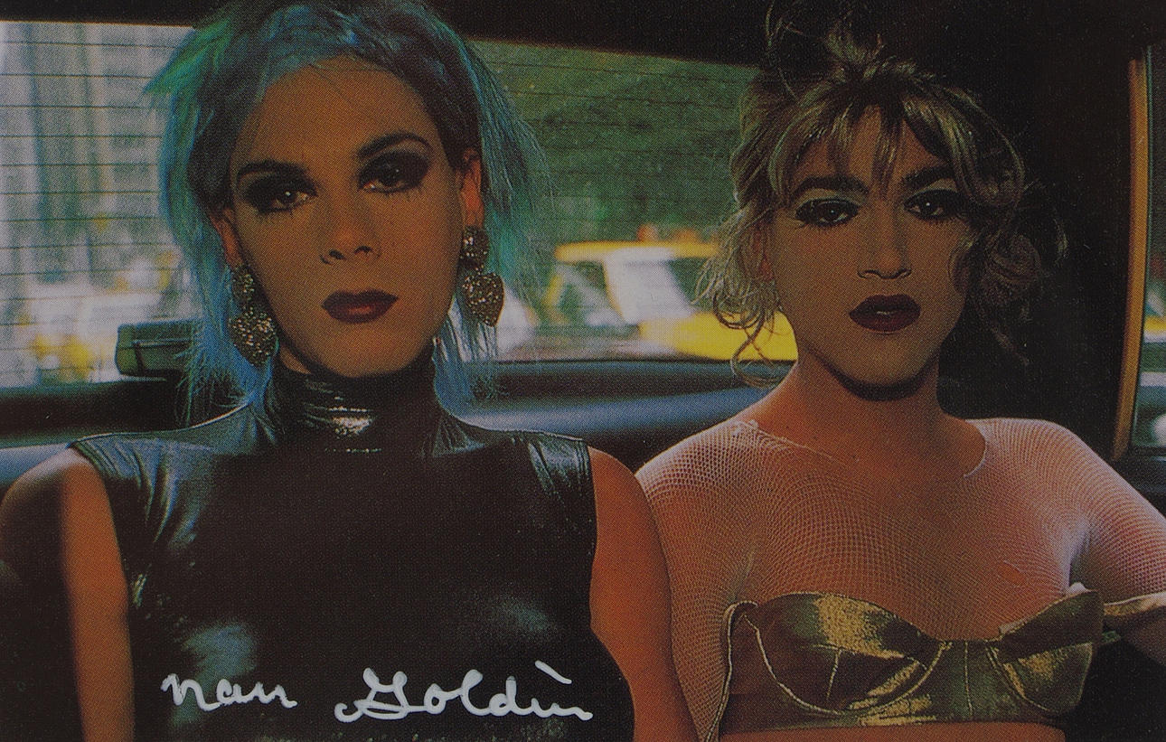 NAN GOLDIN. Kvinnor i baksäte, handsignerat offsettryck.