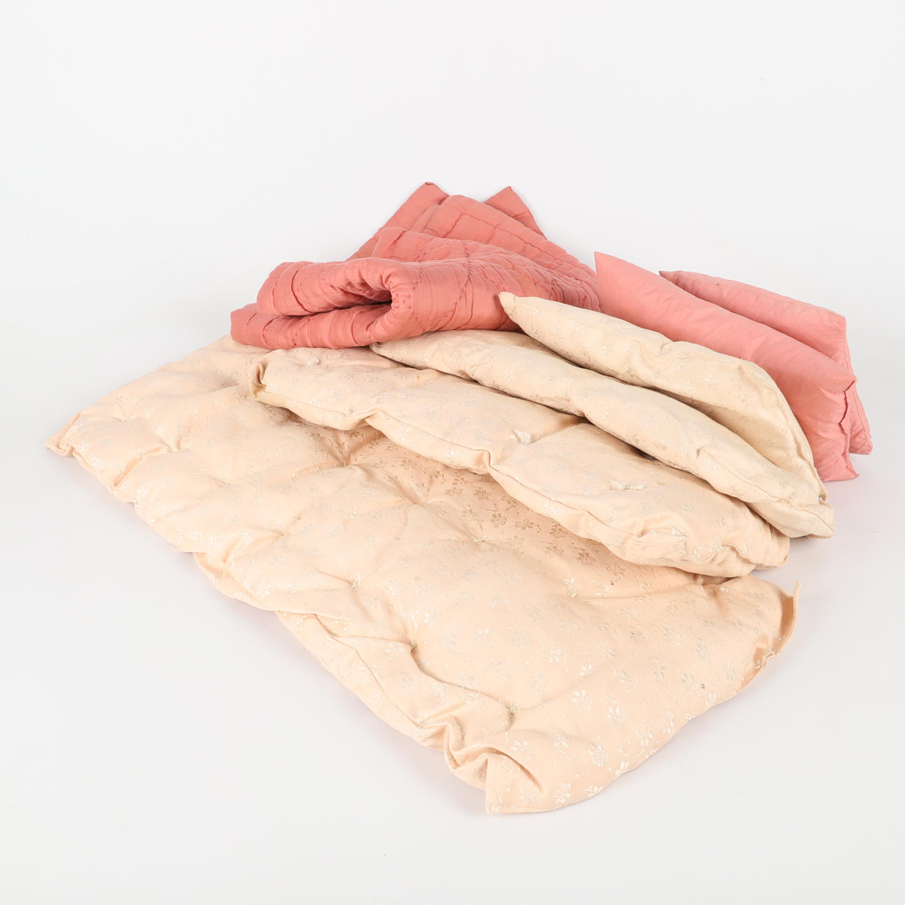 DOCKSÄNGKLÄDER, 7 delar, bomull, 1900-talets första del.