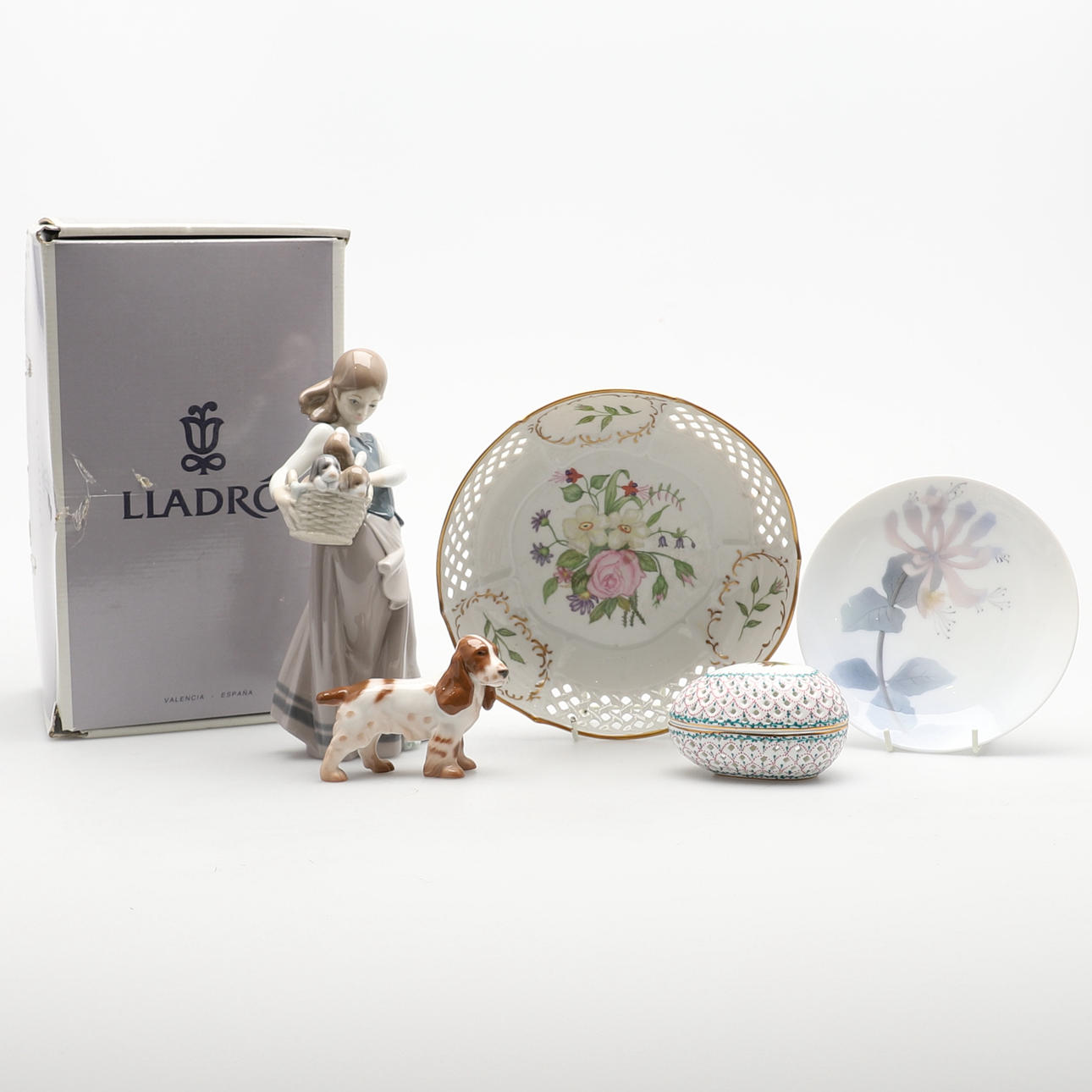 EINE LLADRO-FIGUR UND ANDERE KERAMIK.
