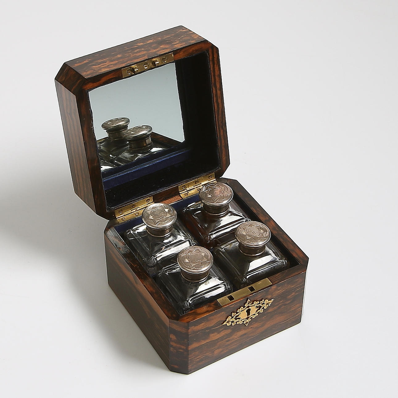 SCHATULL, Makassar, 1800-tal.