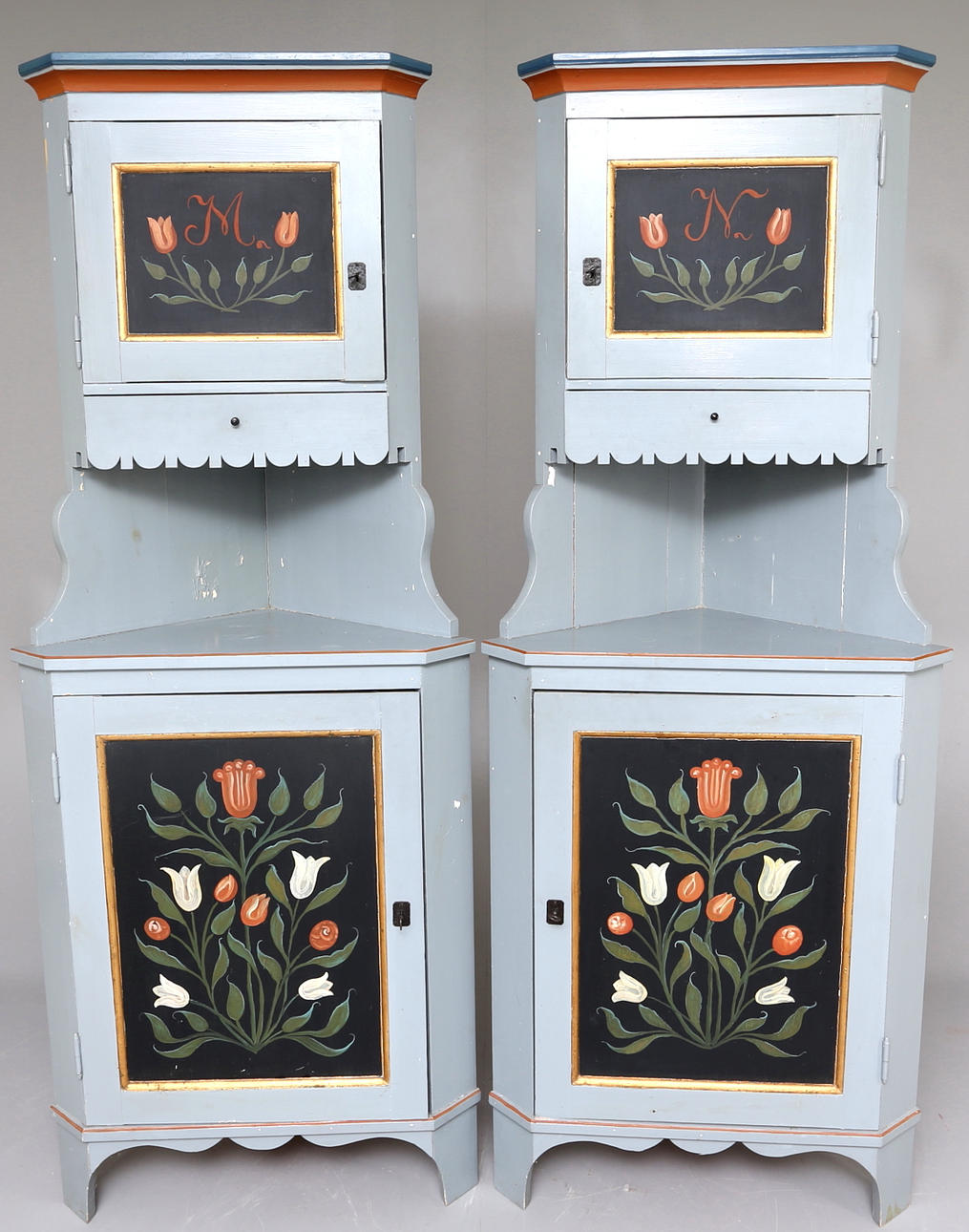 HÖRNSKÅP, 1 par, allmogestil, 1930-tal.