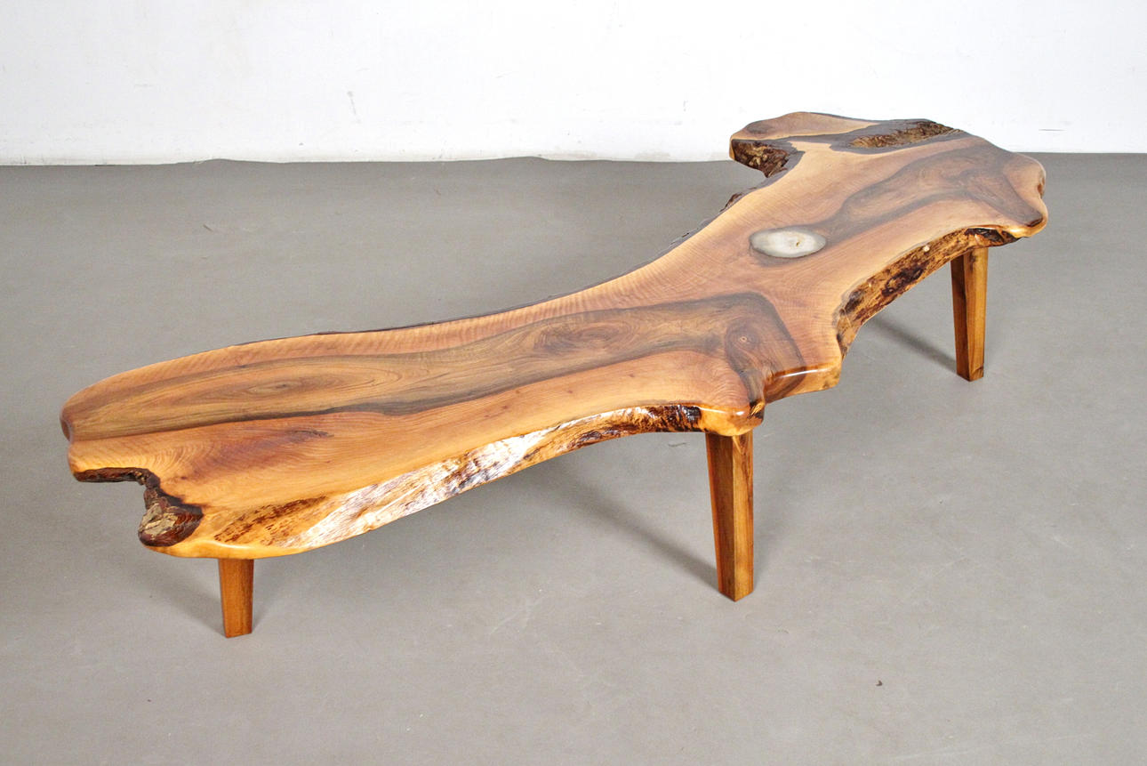 OLAF LENC. Baumscheibentisch aus massivem Holz.