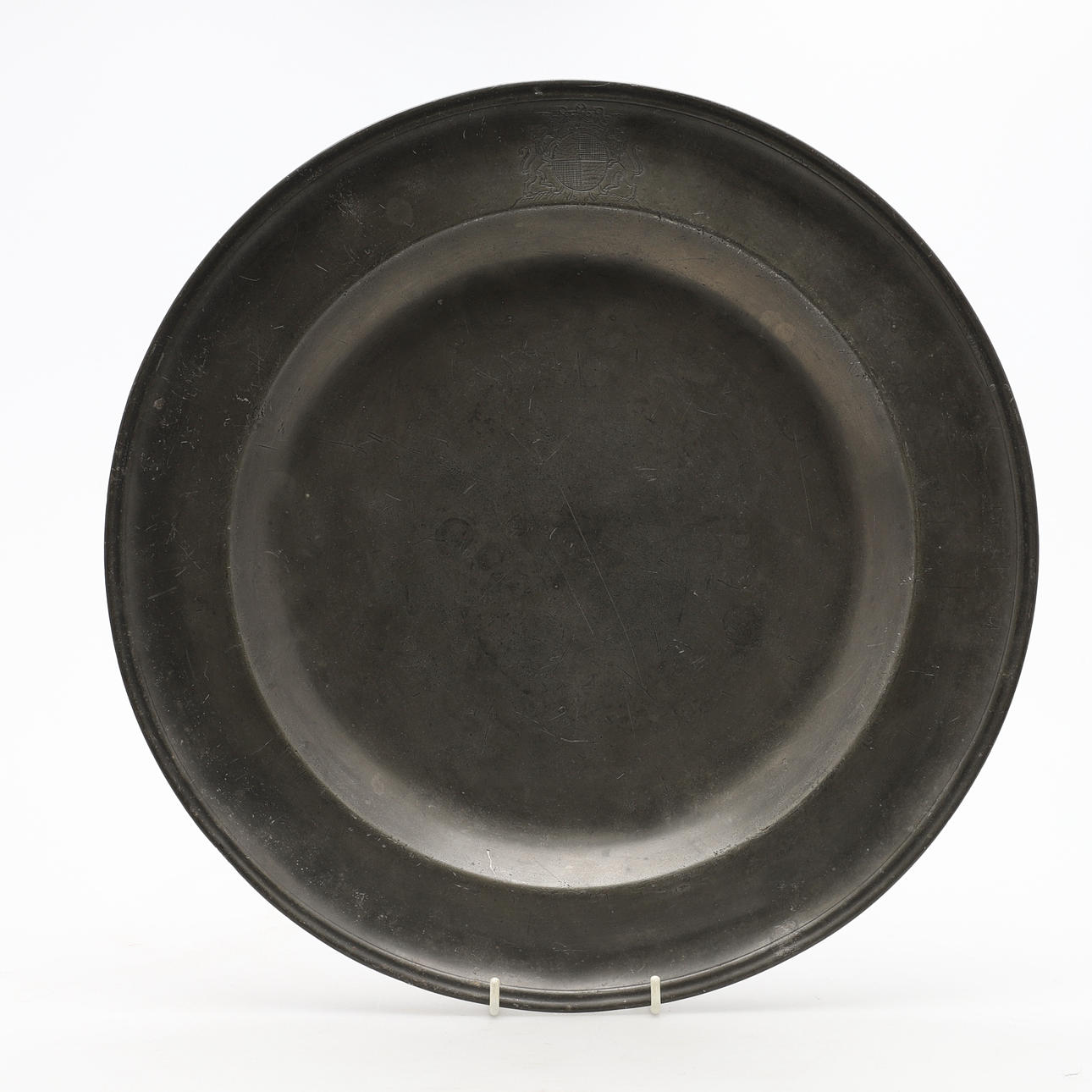 A LARGE EIGHTEENTH CENTURY PEWTER CHARGER.