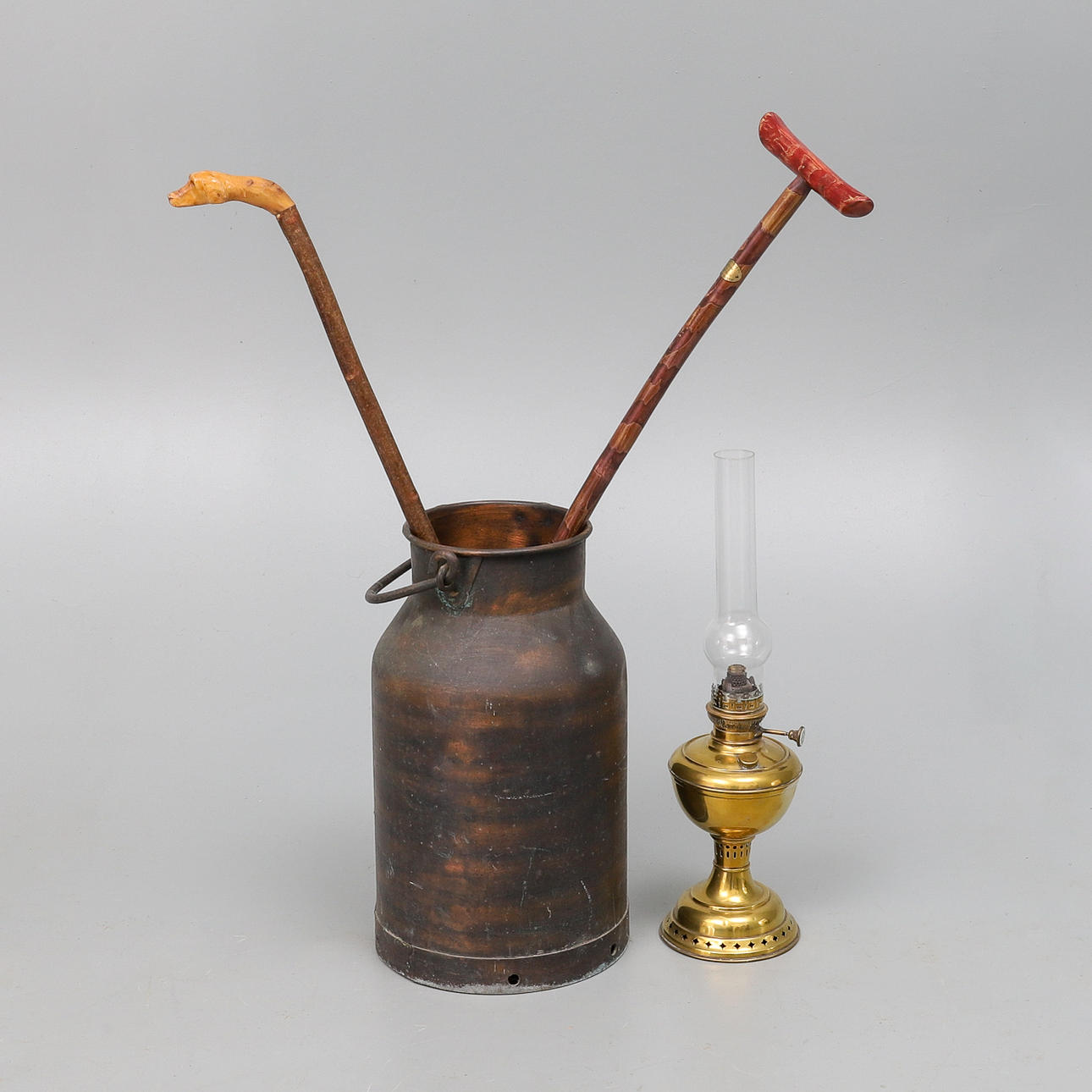 EN GAMMAL KOPPAR MJÖLK CHURN.