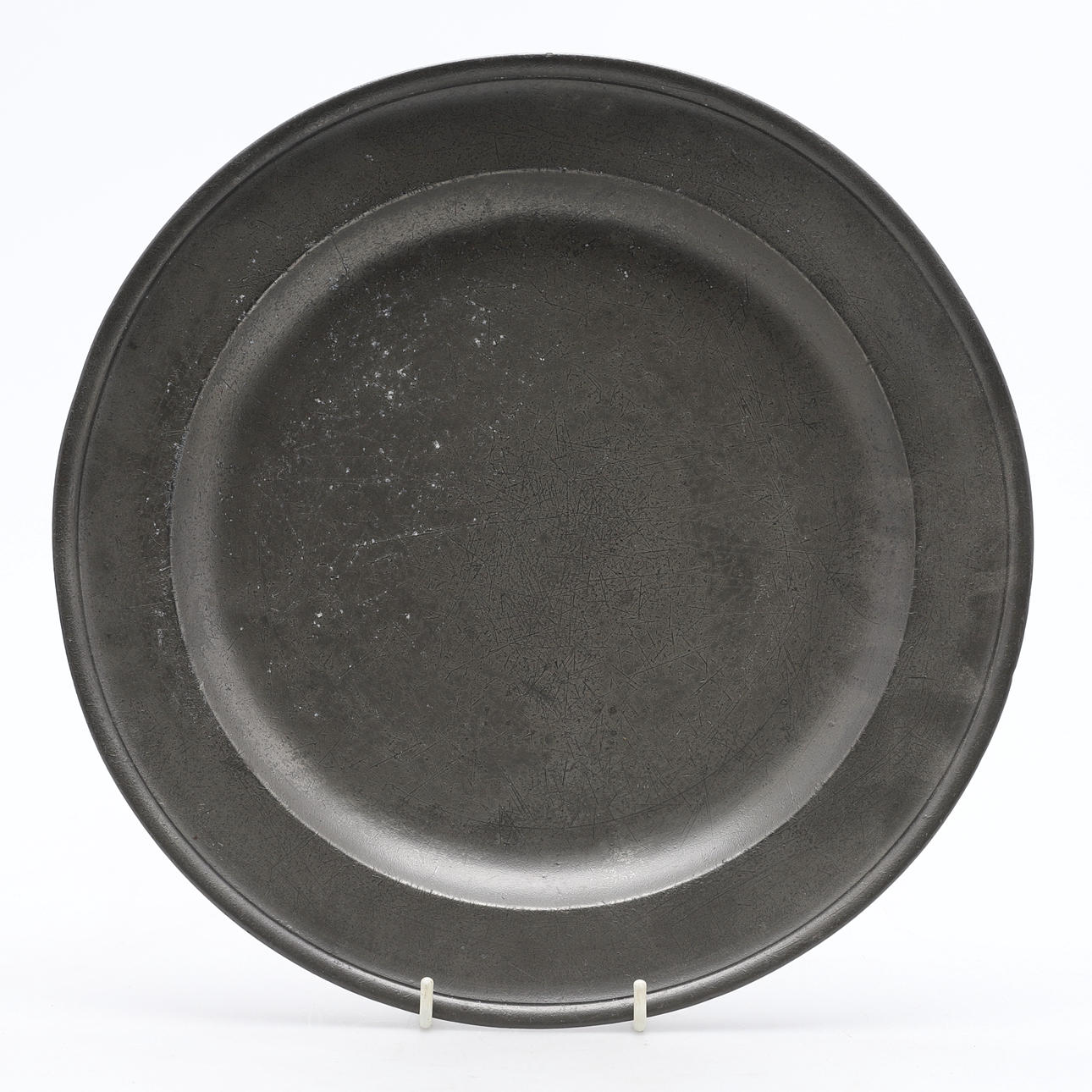 AN EIGHTEENTH CENTURY SINGLE REED PEWTER DISH.