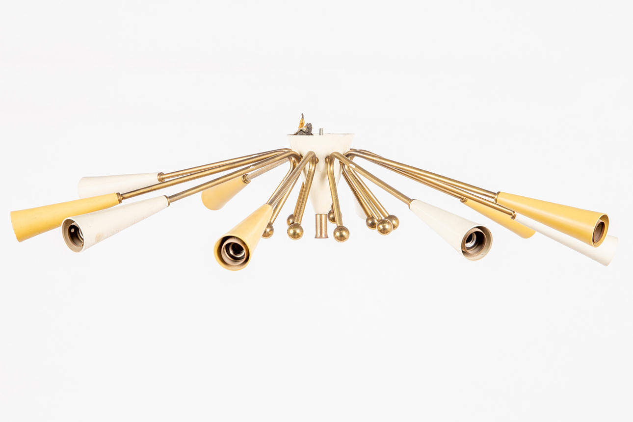 Plafón / lámpara Sputnik, latón, laca, años 50.