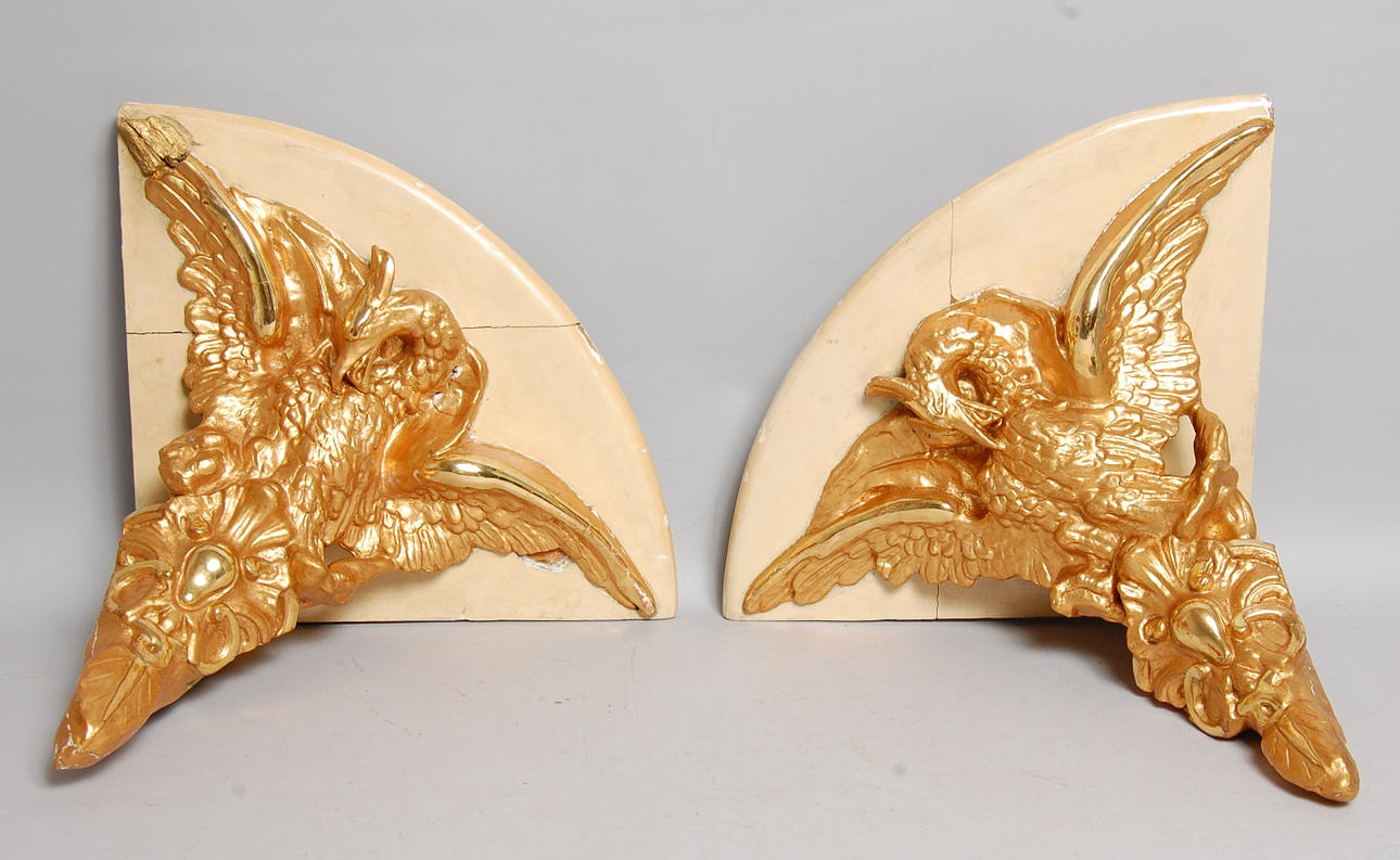 HÖRNKONSOLHYLLOR, 1 par, med dekor av fågel Fenix, enligt uppgift, Karelen 1800-tal.