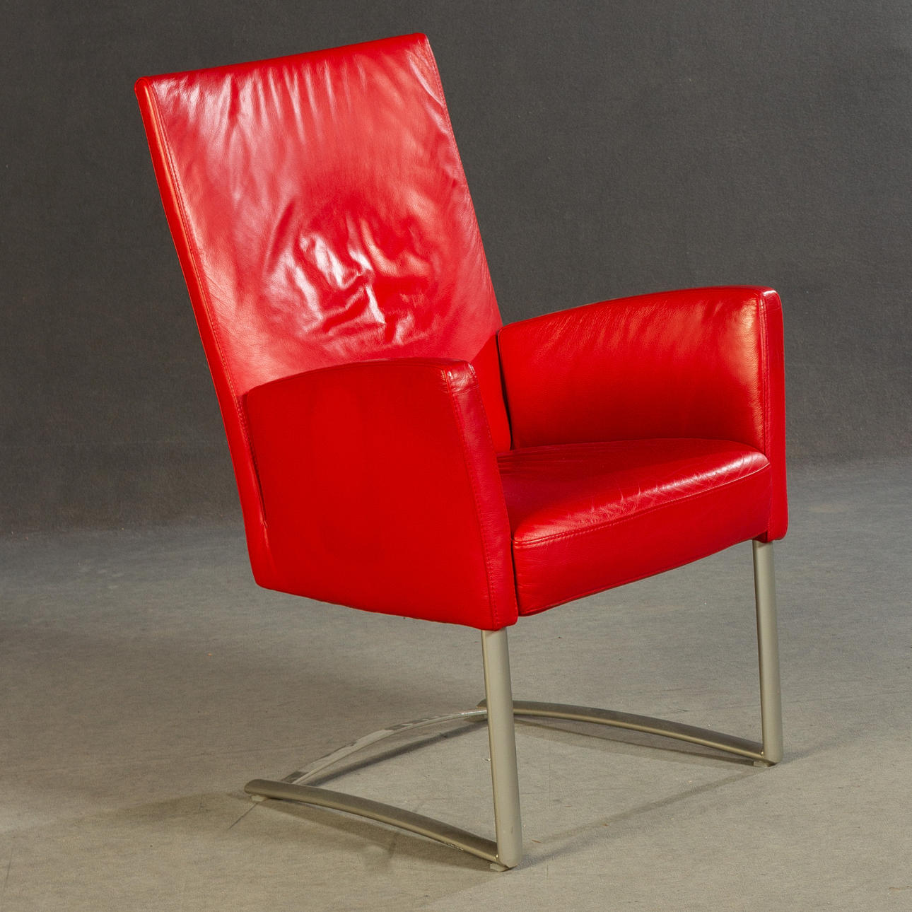 röd läder fåtölj.