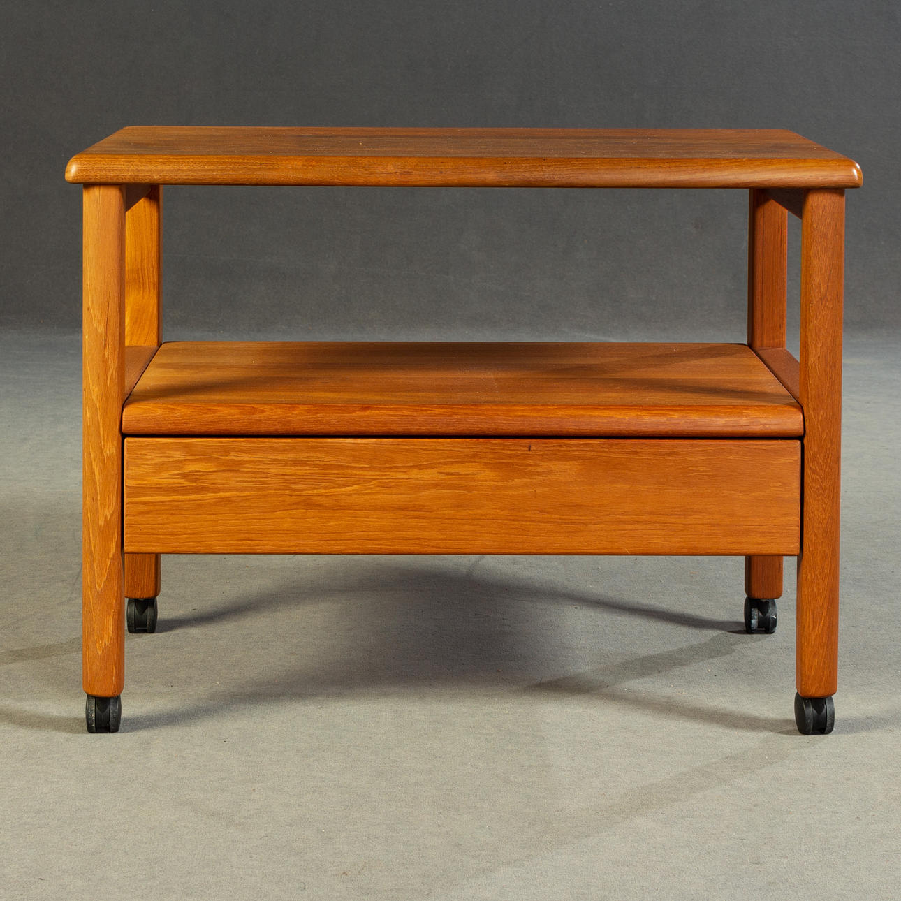 Tv-bord på hjul, teaktræ.