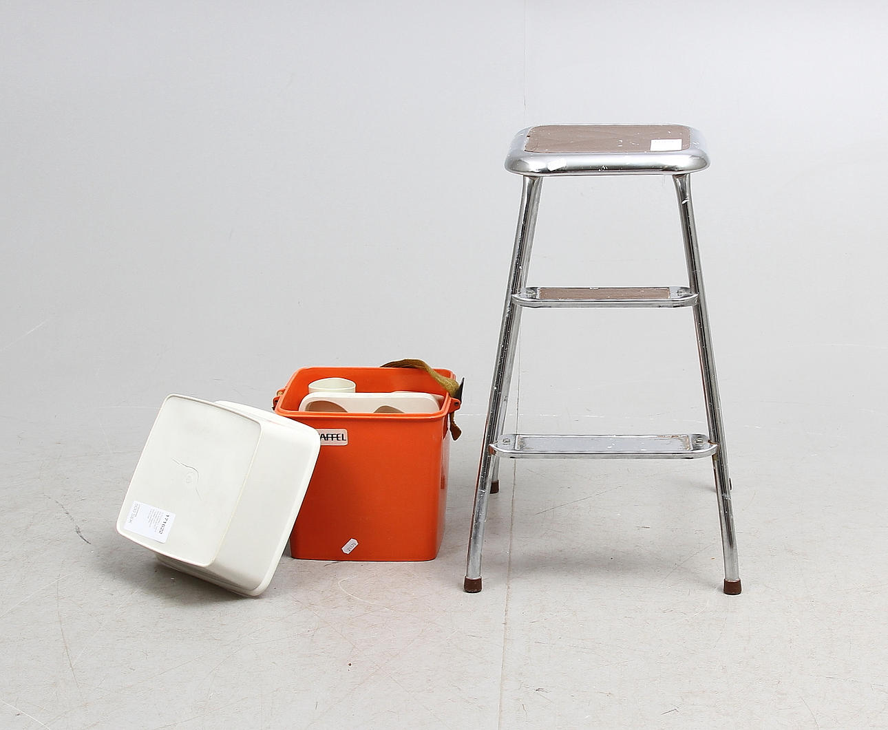 STEGPALL samt PICKNICKSET, AWAB och "Taffel"Sigvard Bernadotte, 1900-tal.