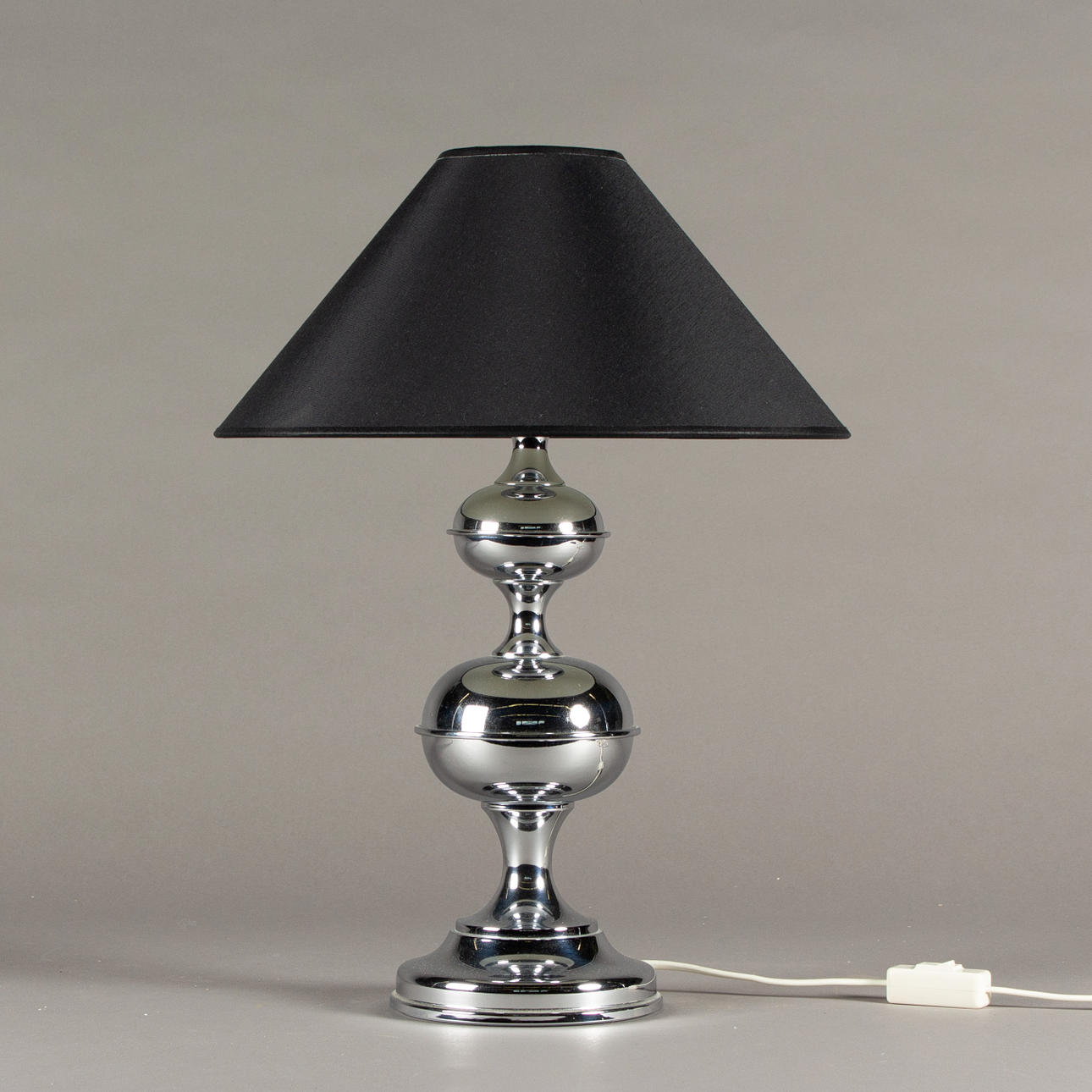 Tischlampe, Chrom, schwarzer Lampenschirm.