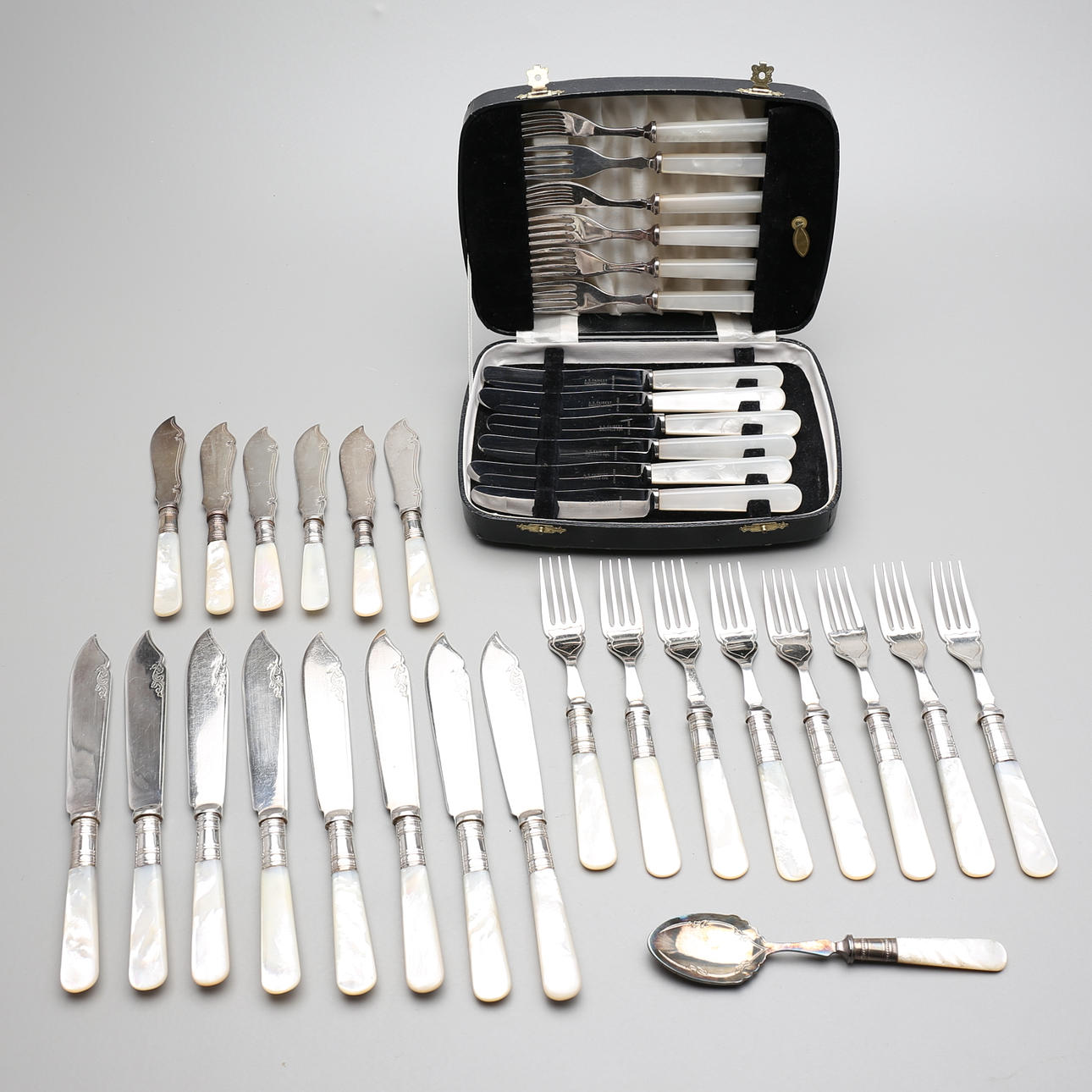 BESTICK, 35 delar, nysilver med pärlemor, Sheffield, England.