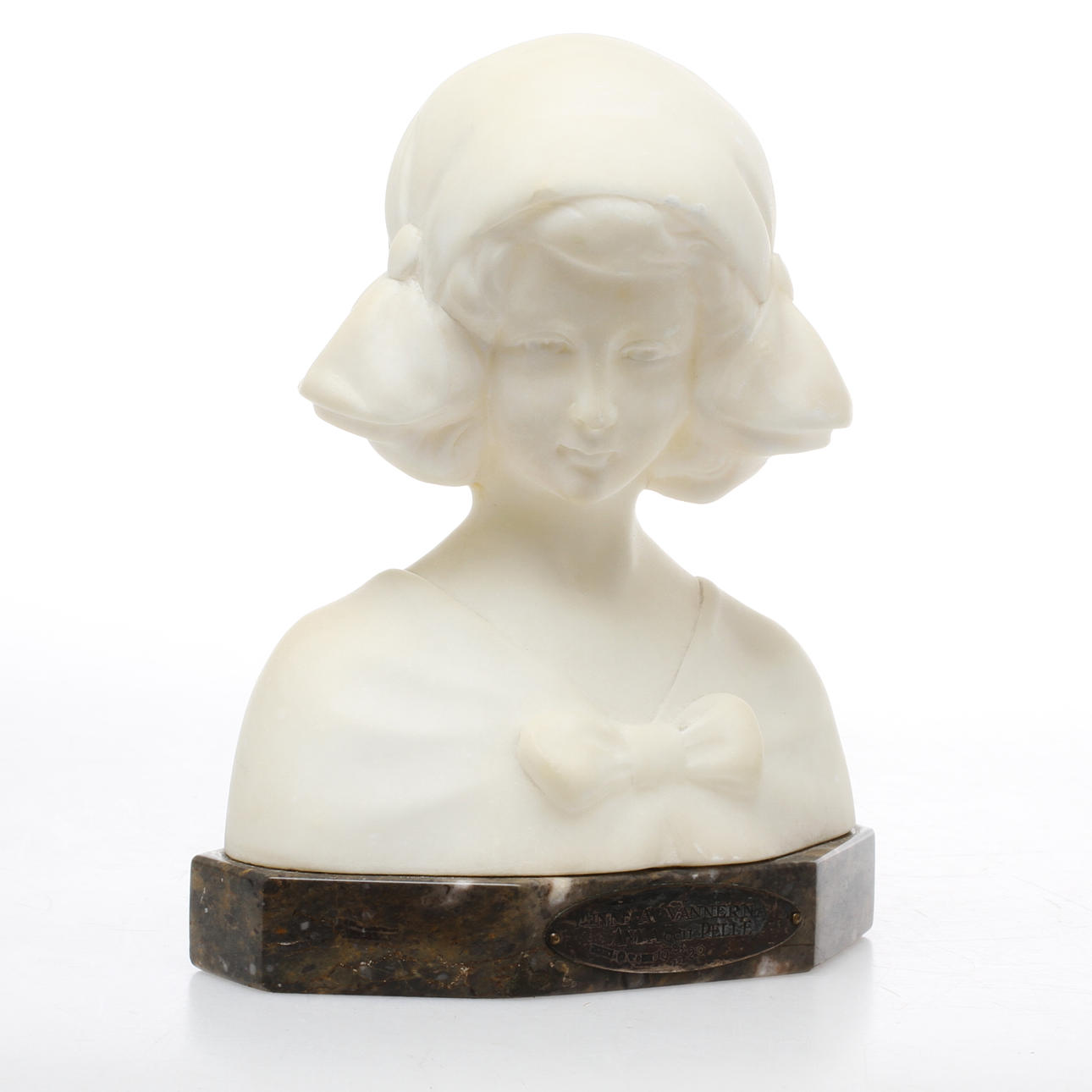 OIDENTIFIERAD KONSTNÄR. Skulptur, alabaster på stensockel, 1900-talets första hälft.