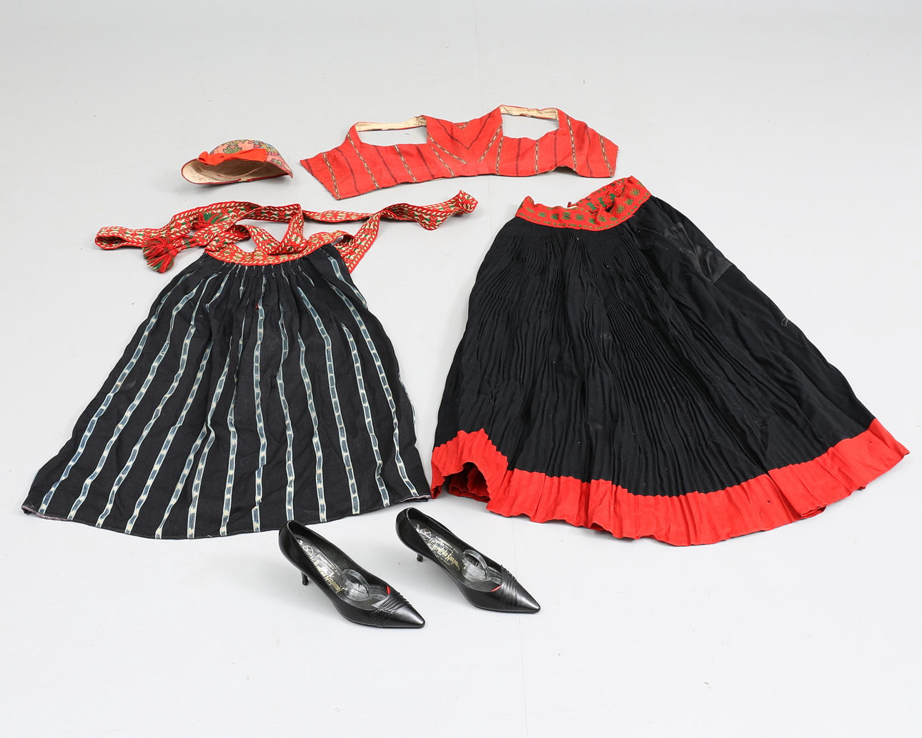 FOLKDRÄKT med SKOR, 1900-tal.