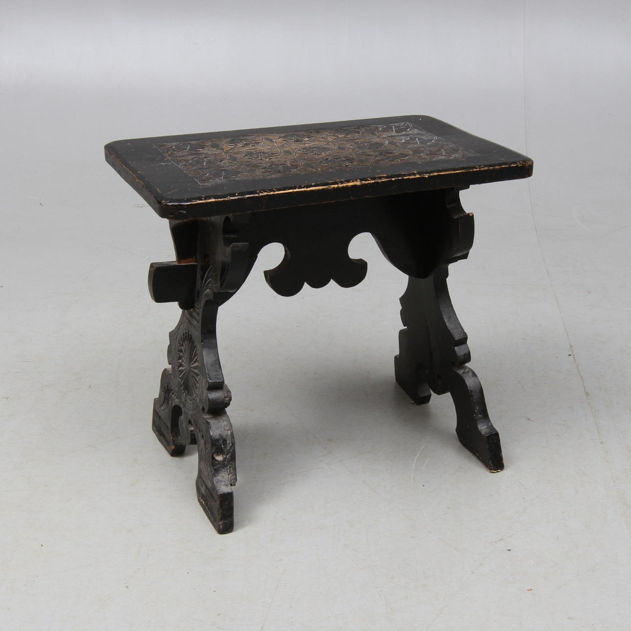 PALL med skuren dekor, daterad 1894.