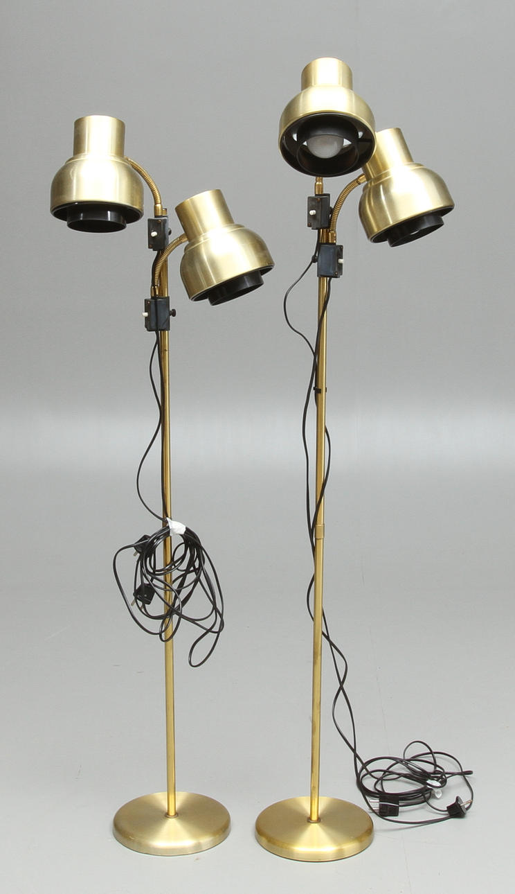 GOLVLAMPOR, 2 st, gulmetall, 1900-talets andra hälft.