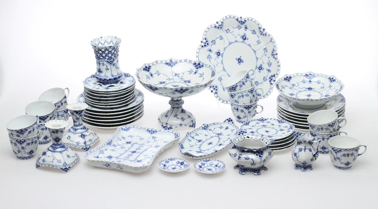 KAFFESERVIS, 35 delar, porslin, "Musselmalet", helblond, Royal Copenhagen.