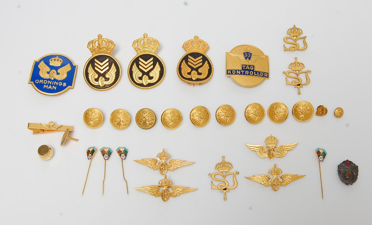 MÄRKEN, KNAPPAR, och PINS, SJ.