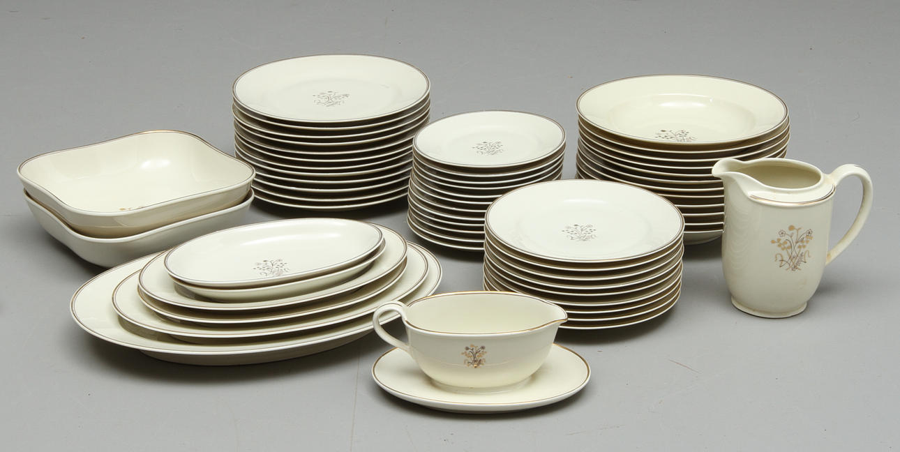 MATSERVISDELAR, ca 55 delar, porslin, 1900-talets första hälft.