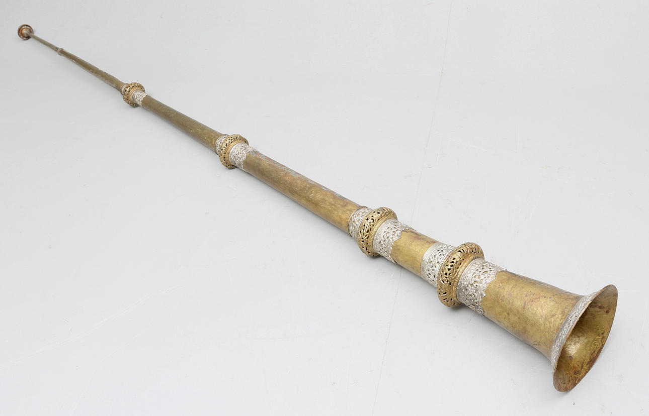 BLÅSLUR, Cermoniell tibetansk lur, 1800-tal.