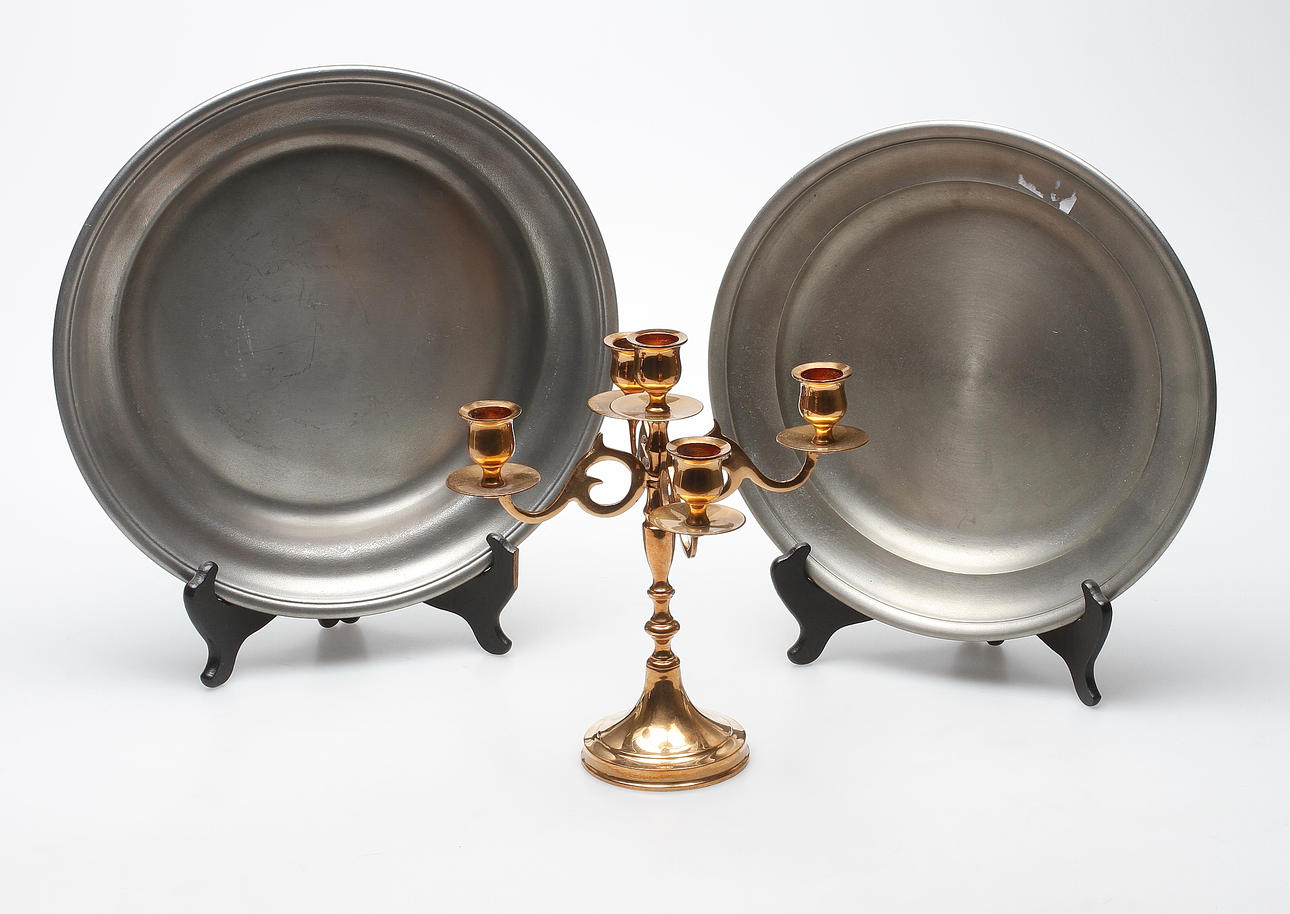 KANDELABER, mässing, samt TENNFAT, 2 st, 1900-tal.