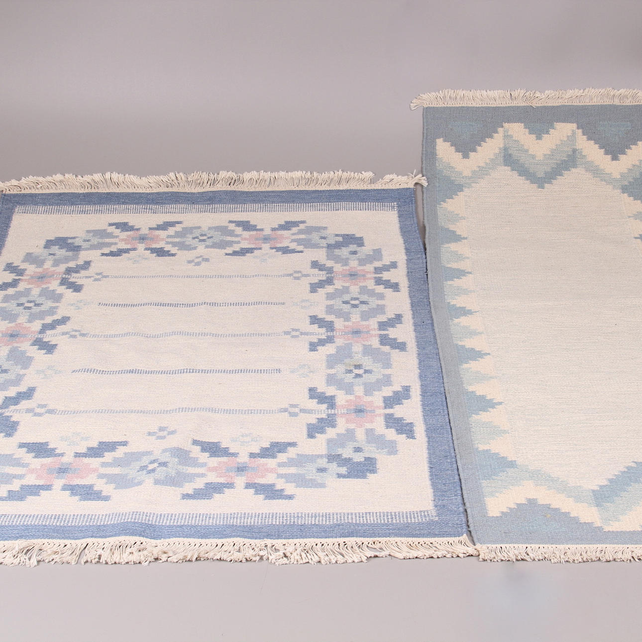 MATTOR, 2 st. röllakan, varav en signerad ILS, 200 x 142 cm, 231 x 84 cm.