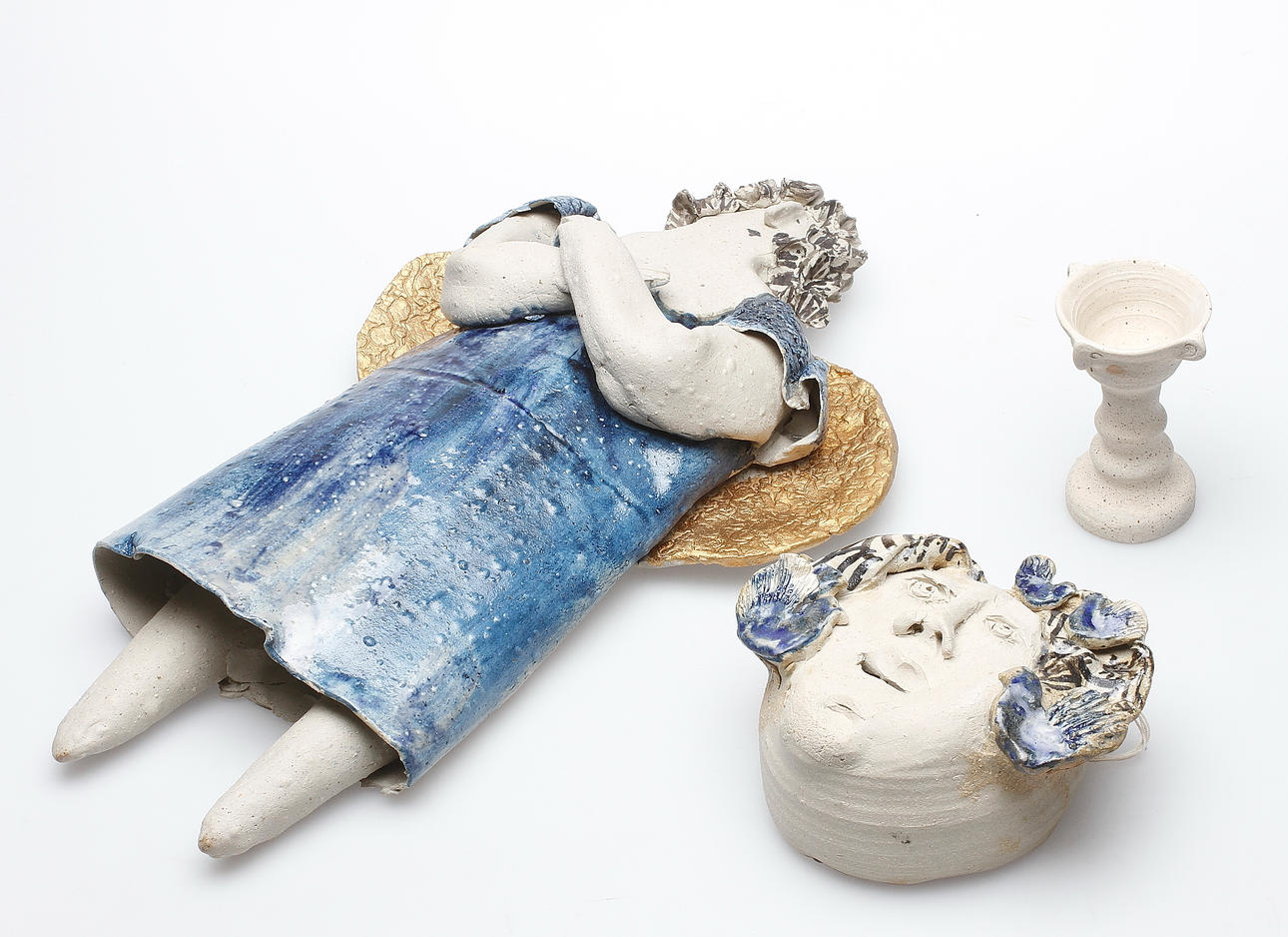 AMIE STÅLKRANTZ. Väggskulpturer, keramik, 2 st samt äggkopp, signerade.