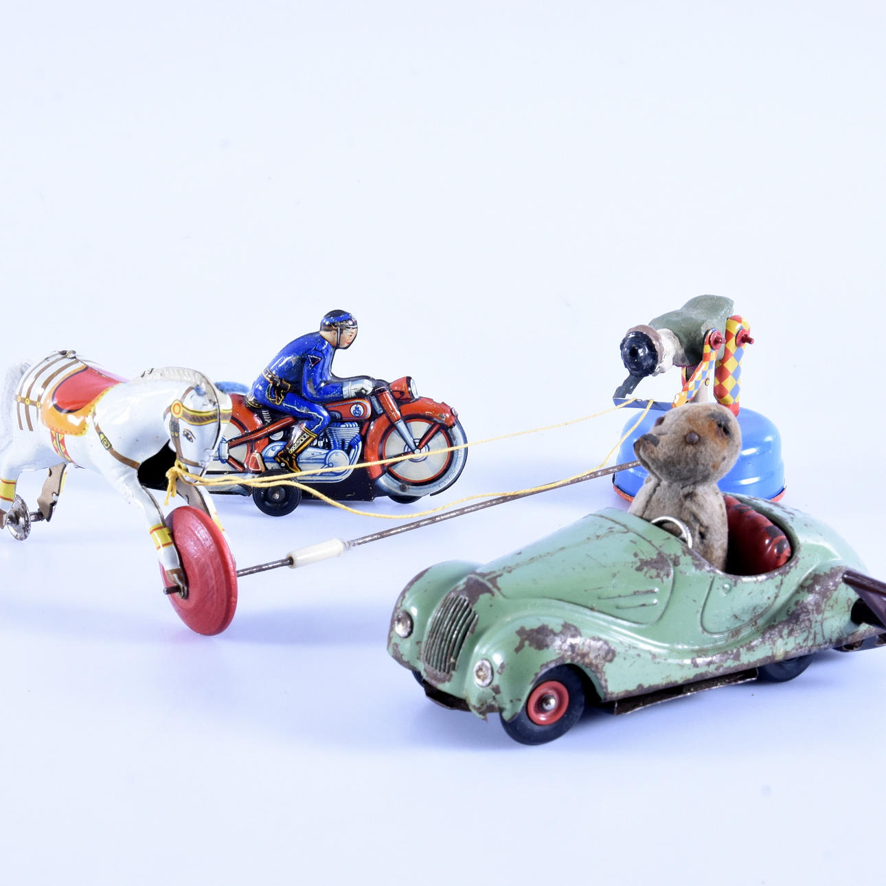 PLÅTLEKSAKER, 3 st, 1900-tal.