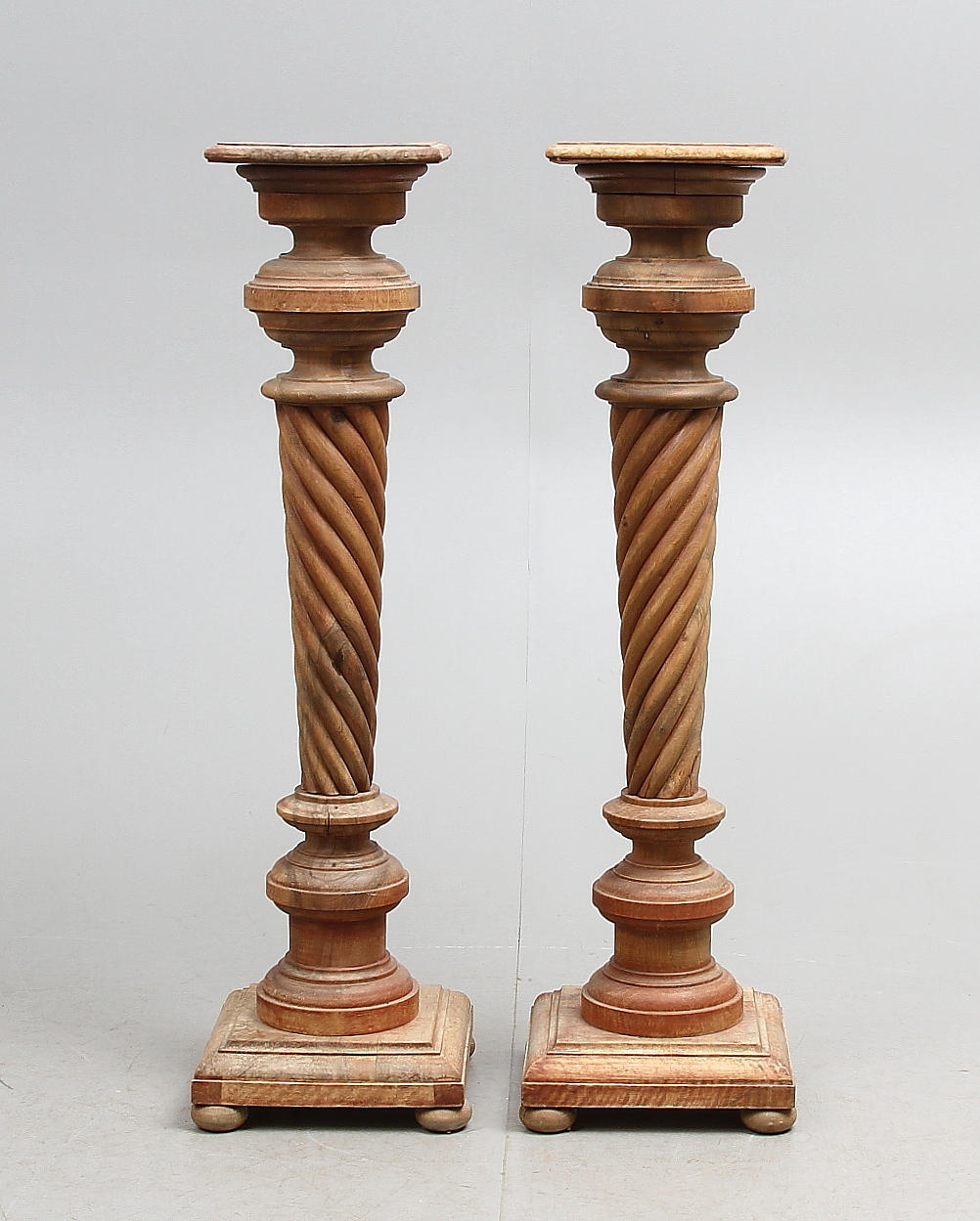 PIEDESTALER, ett par, 1800/1900-tal.