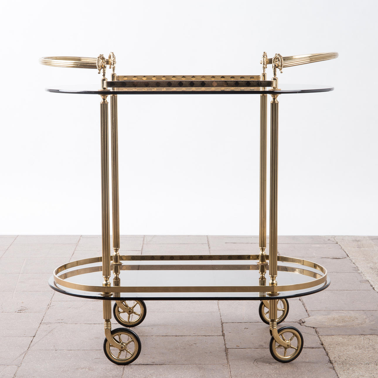 Barvagn/serveringsvagn, mässing, rökt glas.